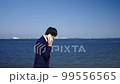 海で電話するビジネスマン 99556565