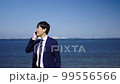 海で電話するビジネスマン 99556566