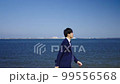 海を歩くビジネスマン 99556568