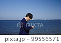 海で電話を受けるビジネスマン 99556571