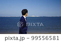 海で空を眺めるビジネスマン 99556581