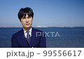 スーツ姿のビジネスマン 99556617