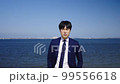 スーツ姿のビジネスマン 99556618
