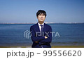 スーツ姿のビジネスマン 99556620