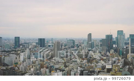 高層ビルの下りエレベーターから眺める東京の風景動画の動画素材
