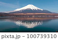 [山梨縣] 從山中湖長池水上公園看到的雪富士山和倒置的富士山 100739310