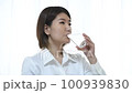 グラスから水を飲む女性 100939830