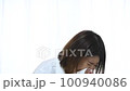 若い女性のくしゃみのイメージ 100940086