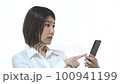 スマホを見て驚く女性 100941199