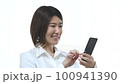 スマホを操作する女性 100941390