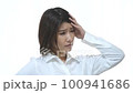 悩む女性 100941686