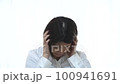 悩む女性 100941691