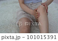 フットケアする女性の足元【パーツカット】 101015391