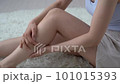 フットケアする女性の足元【パーツカット】 101015393