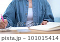 勉強する女性の手元【パーツカット】 101015414
