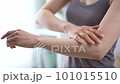 ハンドケアする女性の手元【パーツカット】 101015510