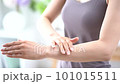ハンドケアする女性の手元【パーツカット】 101015511