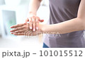 ハンドケアする女性の手元【パーツカット】 101015512