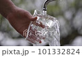 コップに水2 101332824