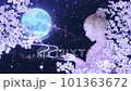一個女孩抬頭看月亮和櫻花之夜 一個女孩抬頭看月亮和櫻花之夜 101363672