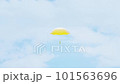Umbrella (umbrella) happily rotating during the rainy season 101563696