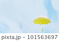 Umbrella (umbrella) happily rotating during the rainy season 101563697