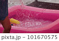 Inflatable swimming pool and cool water spray for children to play in summer 101670575