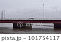 早春の北海道釧路市の川にかかる橋の上を車が通過する 101754117