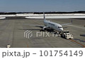雪の残る早春の北海道とかち帯広空港で航空機がトーイングカーに押されて離陸の準備をする 101754149