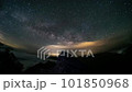 石鎚山天狗岳の背後に天の川が移動していくタイムラプス 101850968