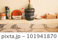 雑に並べられた塗料用具_DIY 101941870