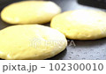 焼いているホットケーキを裏返す 102300010