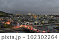 夕方から夜までの交差点タイムラプス 102302264