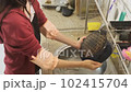 皿洗い フライパン 家庭的 102415704