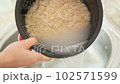 お米 研ぐ 洗う ゆすぐ 炊飯 水 流す 102571599