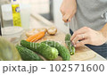 ゴーヤチャンプルー_切る_包丁_主夫_料理_手元_キッチン_準備 102571600