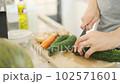 ゴーヤ_切る_包丁_主夫_料理_手元_キッチン_ヘタ 102571601