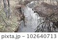 早春の小川の流れ 北海道 102640713
