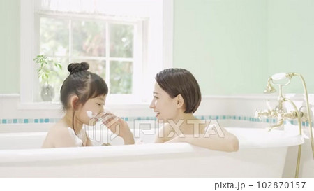 親子 お風呂 入浴の動画素材 [102870157] PIXTA