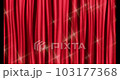 開く赤いカーテンのビデオ 103177368