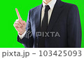 1から5までの数字を指で表現するビジネスパーソン。スーツを着用。グリーンバック。 103425093
