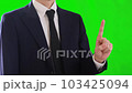 1から5までの数字を指で表現するスーツを着ている男性。クロマキー合成用素材。 103425094