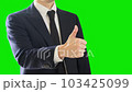 グッドサインをビジネスパーソン。サムズアップ。横からのアングル。セレクティブフォーカス。 103425099