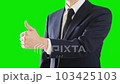 グッドサインをビジネスパーソン。サムズアップ。セレクティブフォーカス。 103425103