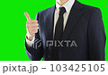 グッドサインをビジネスパーソン。サムズアップ。セレクティブフォーカス。 103425105