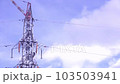 建築工地在晴天組裝新的輸電塔 103503941