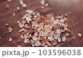 在木切板上灑上漂亮的粉色喜馬拉雅岩鹽 103596038