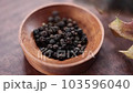 在一個小木盤上撒上黑胡椒粒 103596040