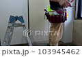 内装作業をする職人　その3 103945462