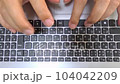 キーボードを叩く女性の手 104042209